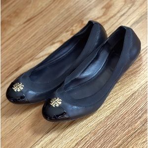 Tory Burch Jolie Logo Ballerina Flat Size 7 Women’s Black / Patent Leather Toe
